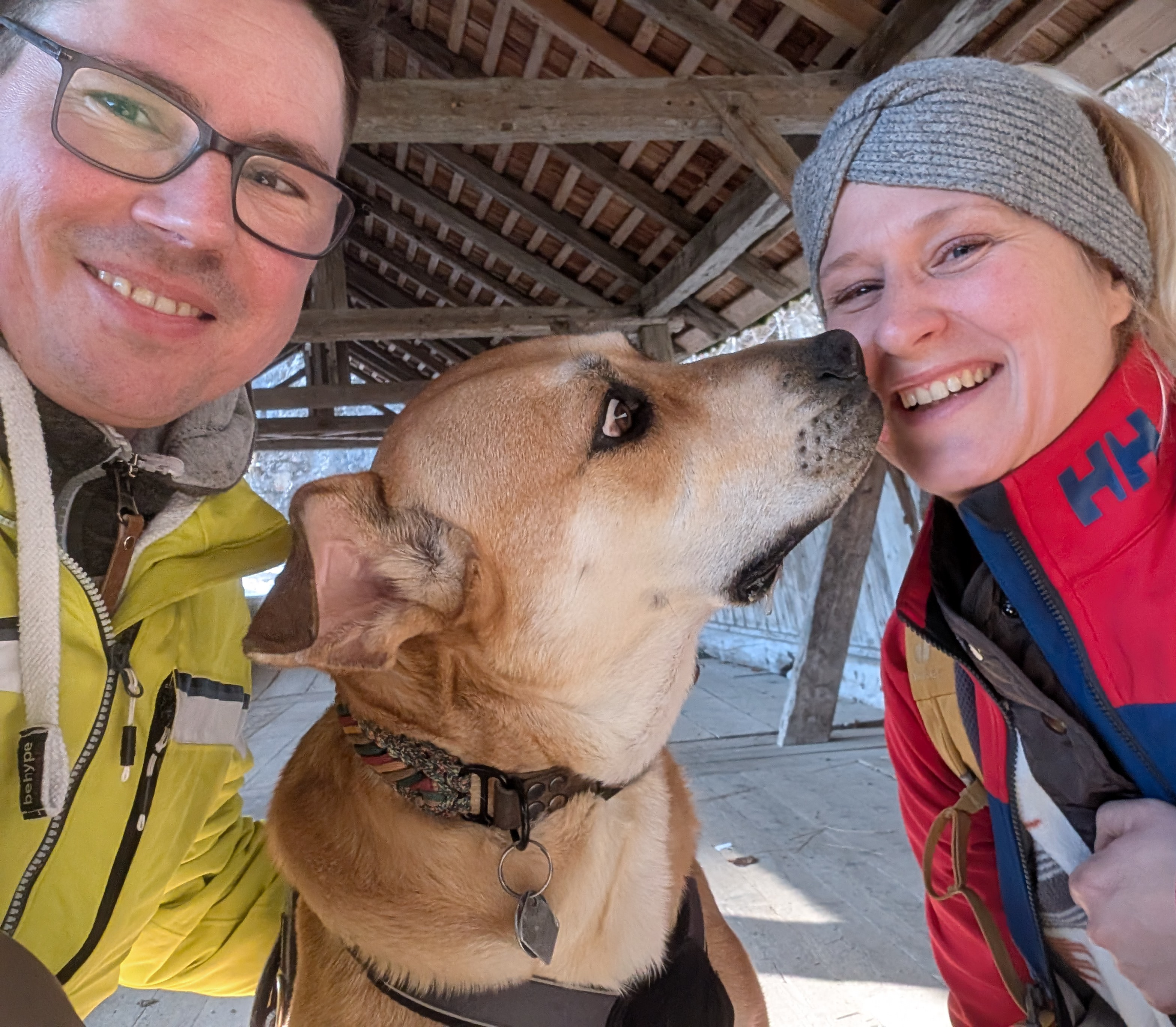 Foto von mir, meiner Frau und meinem Hund.